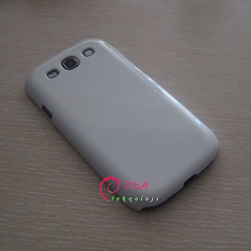 Galaxy S3 i9300 ile Uyumlu Sert Kauçuk Kılıf (Parlak) Beyaz Renk